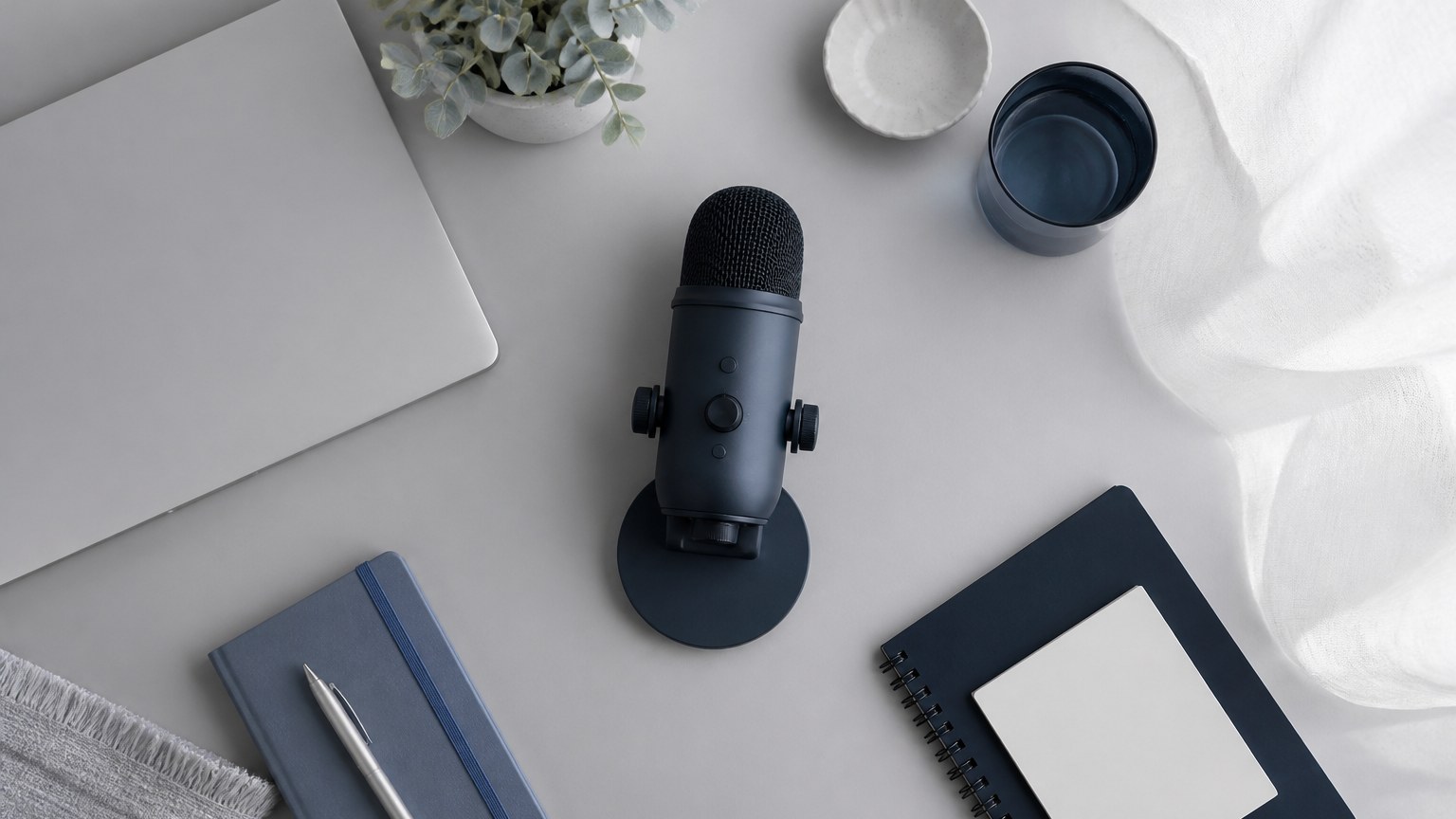 机に立てたUSBマイクのイメージ
