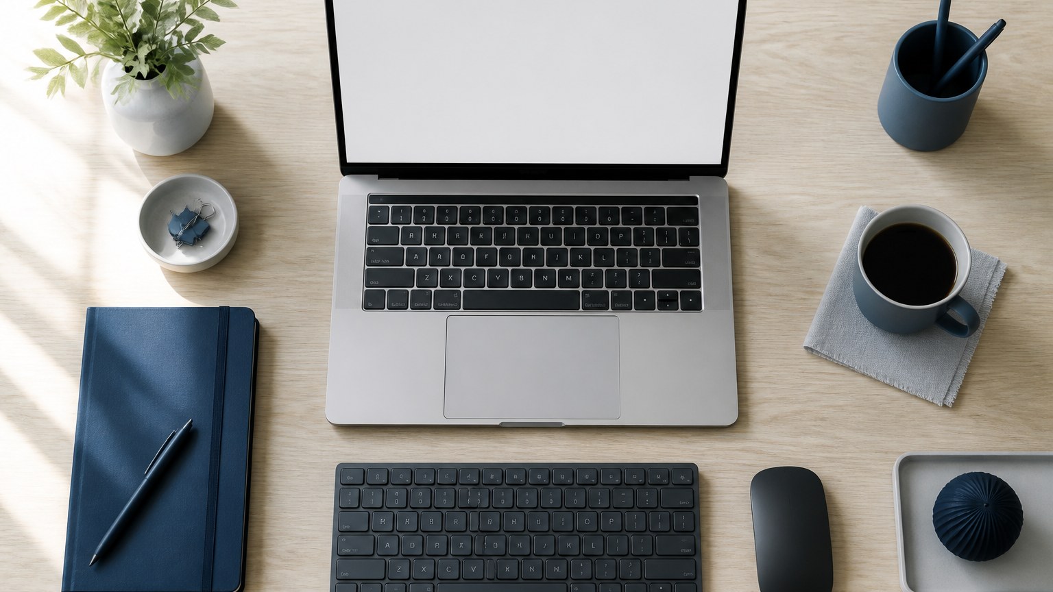 机に置いたノートパソコンと外付けキーボードのイメージ