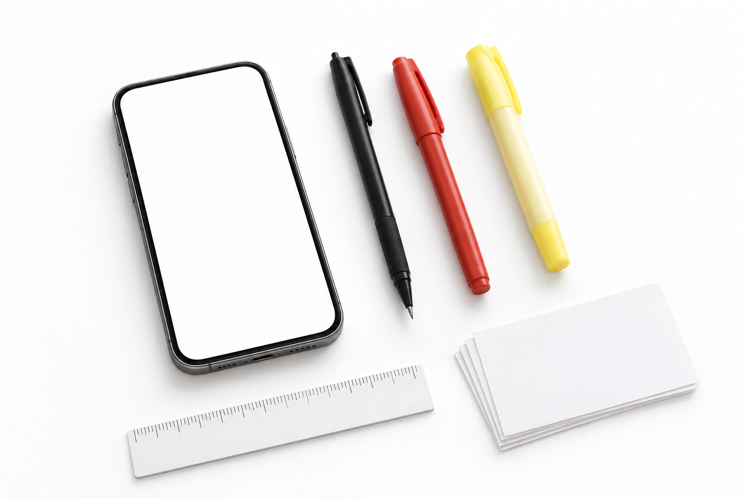 無地のスマートフォンと黒・赤・黄色系の筆記具を整然と並べた、文字、ロゴ、実機画面のない編集写真風イメージ