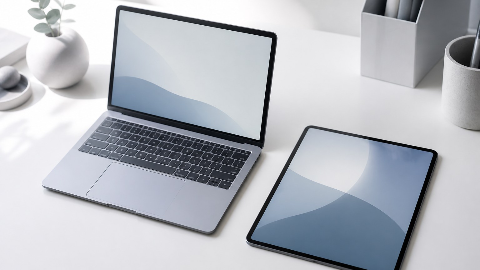 机に並べた2つの機器を見比べるイメージ