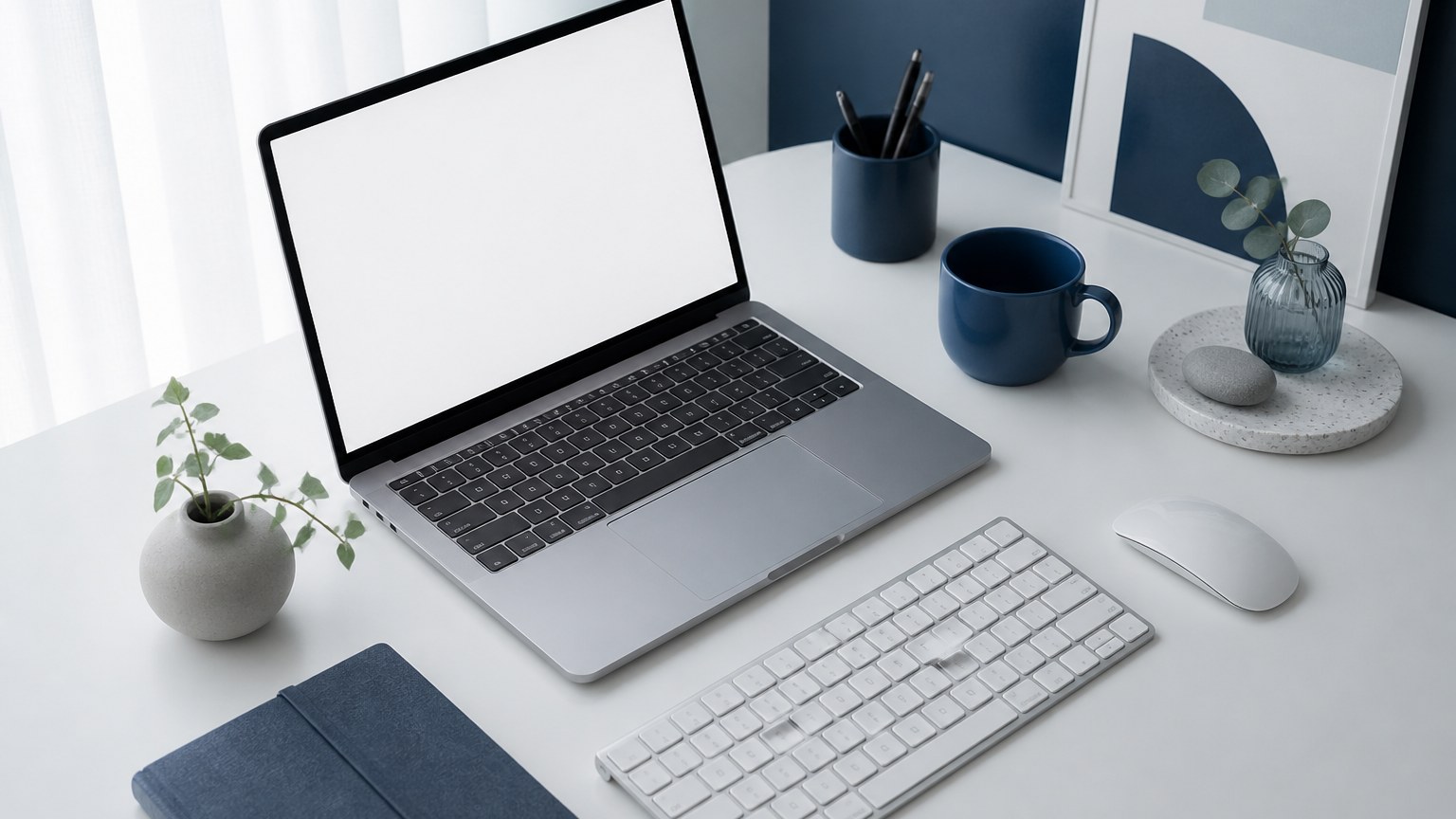 机に置いたノートパソコンと外付けキーボードのイメージ