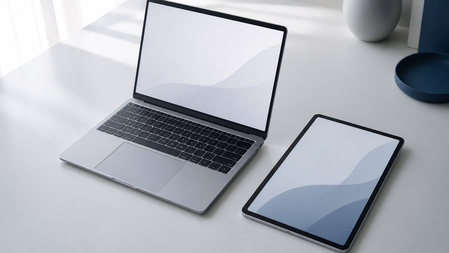 机に並べた2つの機器を見比べるイメージ